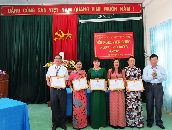 Khen thuong tap HN VCNLD 2021